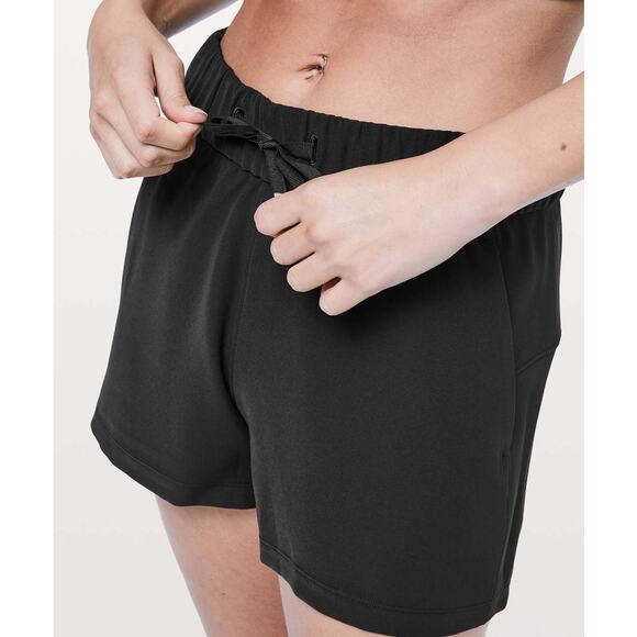 Lululemon On The Fly Short *Woven *2.5" Black Size 6 - Picture 7 of 9